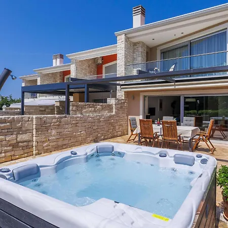Dom wakacyjny Luxurious In With Sauna Umag