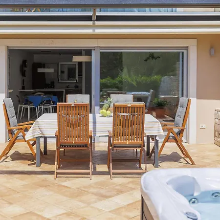 Luxurious In With Sauna Dom wakacyjny Umag